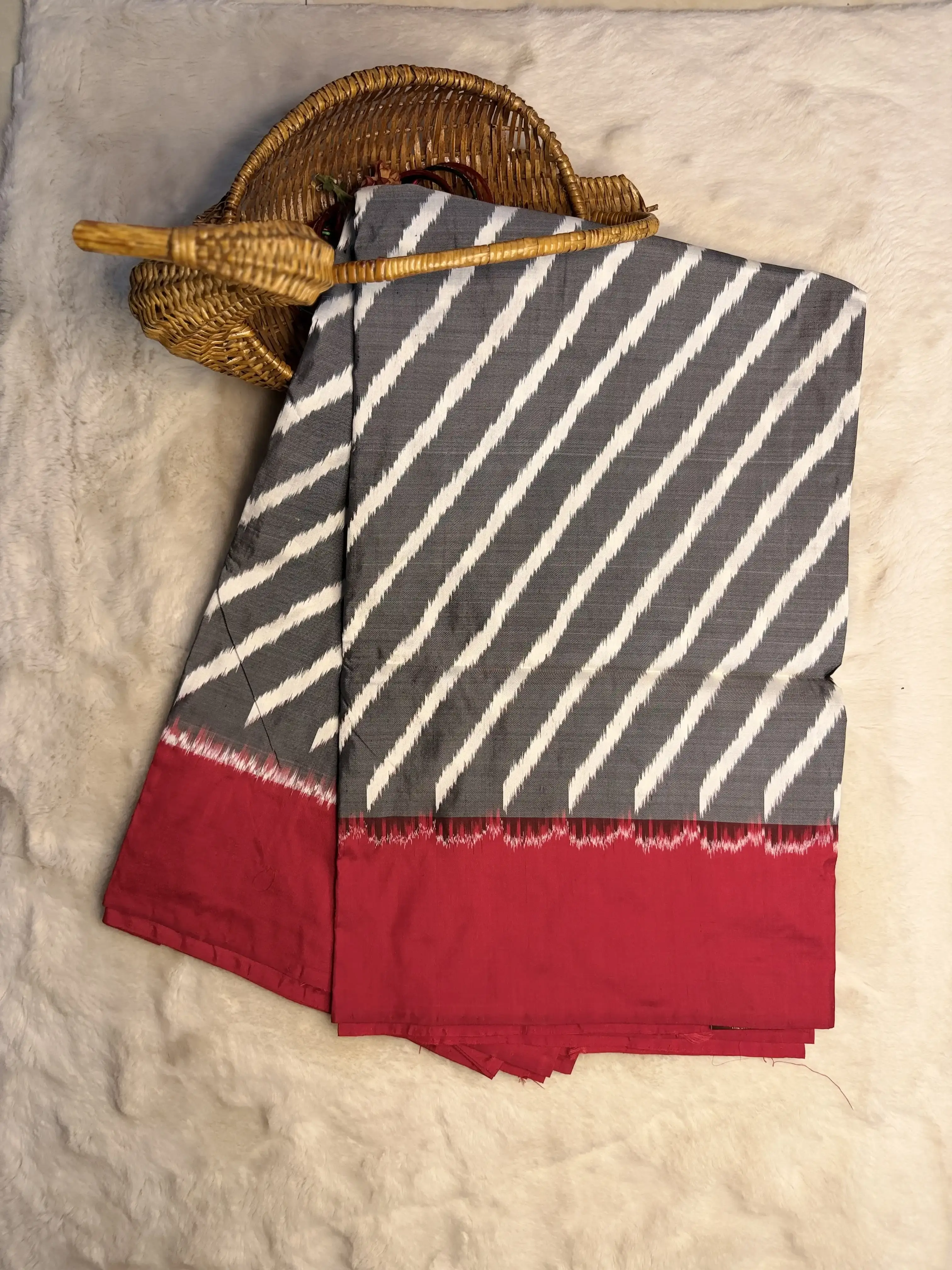 Grey & Red Lehariya Pattern Poochampalli Silk Saree